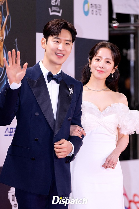 Lee Je Hoon đi guốc dự lên thảm đỏ Rồng Xanh 2024 - Ảnh 2.