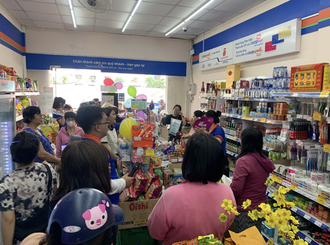 Co.opSmile khuấy động TP.HCM với roadshow xe cổ độc đáo cùng 'cơn mưa' quà tặng - Ảnh 3.