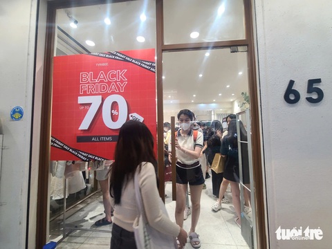 Black Friday chỉ thực sự sôi động buổi tối, chủ cửa hàng lo không đủ doanh số - Ảnh 3.