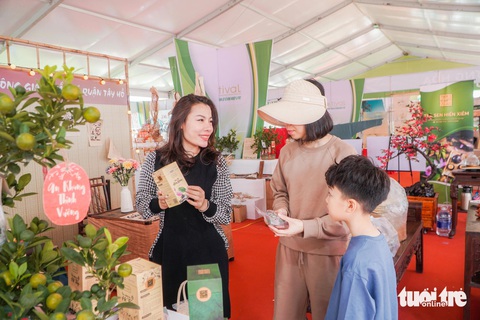 Hàng ngàn người dân Hà Nội dự lễ hội Sản phẩm Nông nghiệp và Làng nghề Hà Nội 2024 - Ảnh 10.