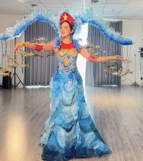 Thi trang phục trong nước chưa công bố kết quả đã mang đi thi quốc tế - Ảnh 3. Thi trang phục dân tộc trong nước chưa công bố kết quả đã mang đi thi quốc tế - Ảnh 3.