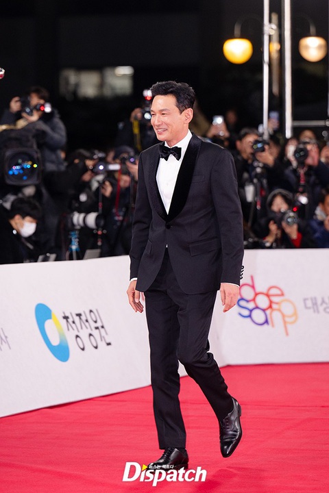 Lee Je Hoon đi guốc dự lên thảm đỏ Rồng Xanh 2024 - Ảnh 3.
