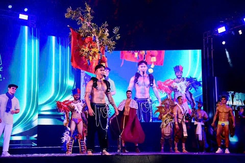 Thi trang phục trong nước chưa công bố kết quả đã mang đi thi quốc tế - Ảnh 4. Thi trang phục trong nước chưa công bố kết quả đã mang đi thi quốc tế - Ảnh 4.