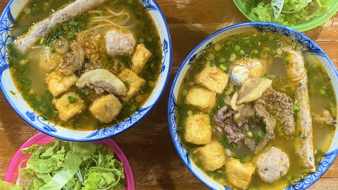Hà Nội đình chỉ hoạt động quán bún riêu lâu đời bán 1,2 triệu đồng 3 bát bún ngày mùng 1 Tết - Ảnh 1. Hà Nội đình chỉ hoạt động quán bún riêu lâu đời bán 1,2 triệu đồng 3 bát bún ngày mùng 1 Tết - Ảnh 1.