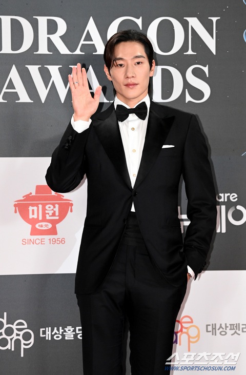 Lee Je Hoon đi guốc dự lên thảm đỏ Rồng Xanh 2024 - Ảnh 5.