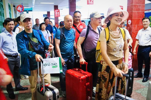 462 hành khách Trung Quốc đến Nha Trang trên chuyến tàu xuyên Việt - Ảnh 2. Nha Trang đón đoàn 500 khách Trung Quốc du lịch tàu hỏa xuyên Việt - Ảnh 2.