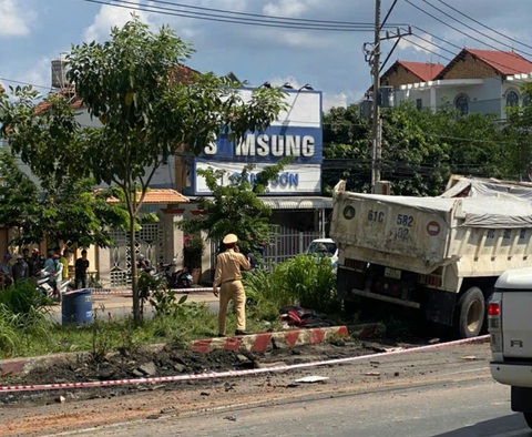 Xe ben tông liên hoàn 3 ô tô và xe máy, 1 người chết - Ảnh 2. Xe ben tông liên hoàn 3 ô tô và xe máy, 1 người chết - Ảnh 2.