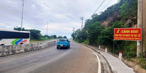Xử lý 'xà quần', nguy cơ đá cả tấn lăn xuống đường ở Nha Trang vẫn còn nguyên - Ảnh 1.