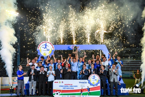Những khoảnh khắc bùng nổ ở ngày kết Giải Bóng đá công nhân, viên chức Việt Nam 2024 - Ảnh 11. Giải bóng đá công nhân, viên chức Việt Nam 2024: Khoảnh khắc bùng nổ - Ảnh 12.