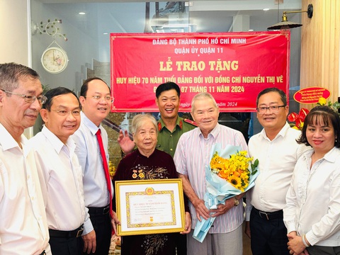 Lãnh đạo Thành ủy TP.HCM trao huy hiệu Đảng cho nguyên Bí thư Tỉnh ủy Đồng Nai - Ảnh 3.