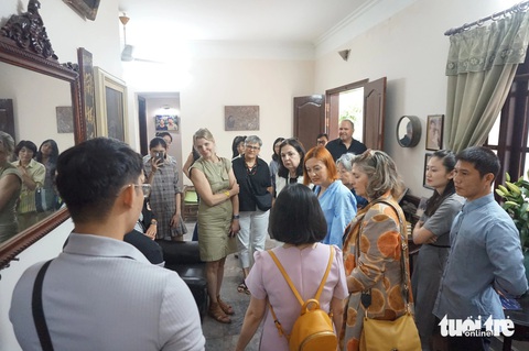 Ngưỡng mộ văn chương Nguyễn Huy Thiệp, các phu nhân đại sứ thăm nơi nhà văn từng sống - Ảnh 2. Ngưỡng mộ tác giả 'Tướng về hưu', các phu nhân đại sứ thăm nơi nhà văn từng sống - Ảnh 2.