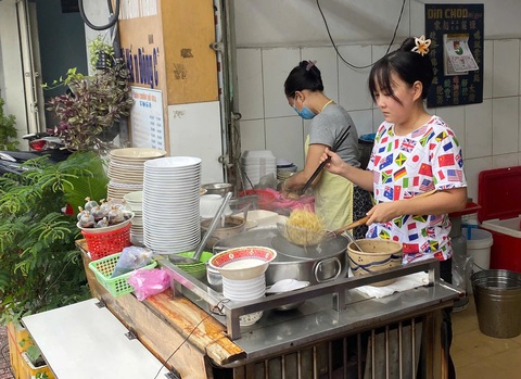 Mì gia Dìn Chón 100.000 đồng với đùi vịt to 'tổ chảng' có gì mà người ăn 'mừng hết lớn'? - Ảnh 5. Mì Dìn Chón trăm ngàn đùi vịt to tổ chảng, người ăn mừng hết lớn - Ảnh 5.