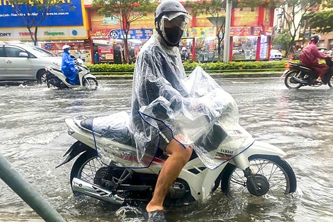Thời tiết hôm nay 21-11: Miền Trung mưa lớn, trên biển gió mạnh - Ảnh 1. Thời tiết hôm nay 21-11: Hai miền Nam - Bắc ngày nắng, miền Trung mưa lớn - Ảnh 1.