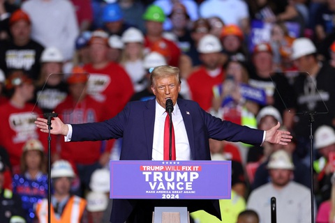 Ông Trump 'nhận quà khủng' sát giờ bầu cử - Ảnh 1. Ông Trump 'nhận quà khủng' sát giờ bầu cử - Ảnh 1.