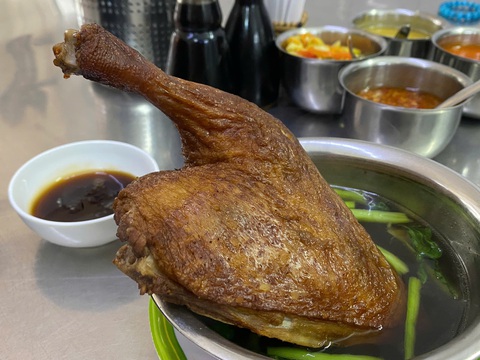 Mì gia Dìn Chón 100.000 đồng với đùi vịt to 'tổ chảng' có gì mà người ăn 'mừng hết lớn'? - Ảnh 2. Mì gia Dìn Chón 100.000 đồng với đùi vịt to 'tổ chảng' có gì mà người ăn 'mừng hết lớn'? - Ảnh 2.