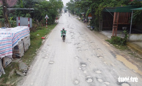 Tỉnh lộ thành tỉnh 'lội' sau khi nhà thầu mượn chở vật liệu xây tốc, dân kêu trời - Ảnh 1.