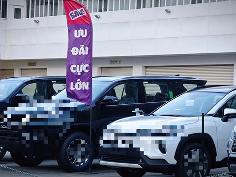 Khách hàng mòn mỏi chờ giao xe, đại lý ung dung 'lật kèo', vì sao? - Ảnh 1. Khách hàng mòn mỏi chờ giao xe, đại lý