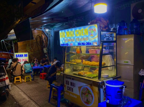 Bánh mì xíu mại Trần Quý Khoách, 27 ngàn một chén đủ lót lòng ngày mưa - Ảnh 3. Bánh mì xíu mại Trần Quý Khoách, 27 ngàn một chén đủ lót lòng ngày mưa - Ảnh 3.