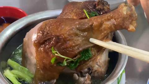 Chiếc đùi vịt to tổ chảng ở Mì Dìn Chón, tuy đắt nhưng xứng đáng - Ảnh 2. Chiếc đùi vịt to tổ chảng ở Mì Dìn Chón, tuy đắt nhưng xứng đáng - Ảnh 4.