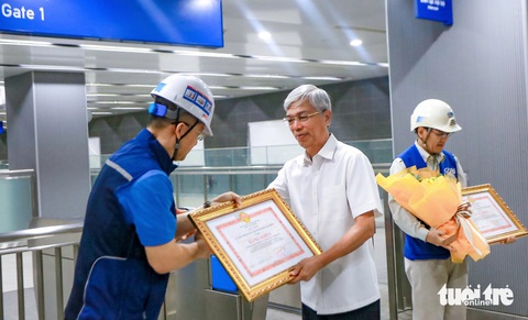 TP.HCM trao bằng khen cho các nhà thầu đẩy nhanh tiến độ làm metro số 1 - Ảnh 1.