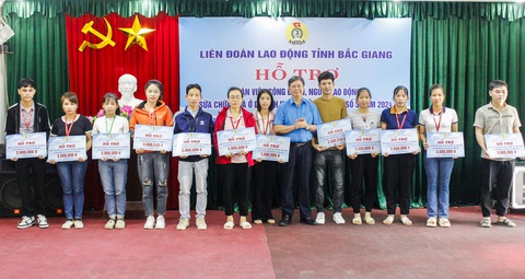 Công nhân 'sốt ruột' khi nhà cách nơi làm 300km sắp sập, Công đoàn hỗ trợ ngay - Ảnh 2. Công nhân 'sốt ruột' khi nhà cách nơi làm 300km sắp sập, Công đoàn hỗ trợ ngay - Ảnh 3.