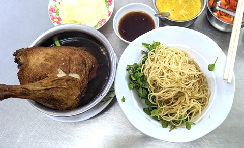 Chiếc đùi vịt to tổ chảng ở Mì Dìn Chón, tuy đắt nhưng xứng đáng - Ảnh 1. Chiếc đùi vịt to tổ chảng ở Mì Dìn Chón, tuy đắt nhưng xứng đáng - Ảnh 1.