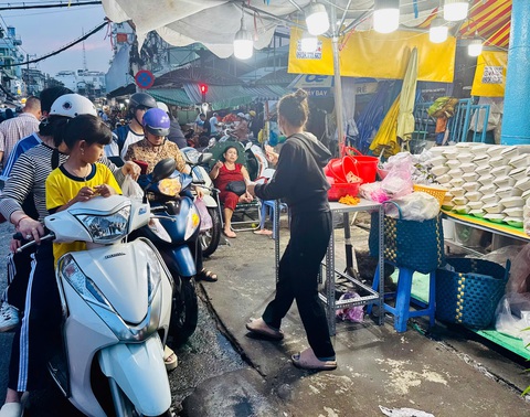 Xôi gà Bà Chiểu có xá xíu mềm, xốt đậm vị, ớt cay bùng nổ vị giác - Ảnh 5. Xôi gà Bà Chiểu có xá xíu mềm, xốt đậm vị, ớt cay bùng nổ vị giác - Ảnh 5.