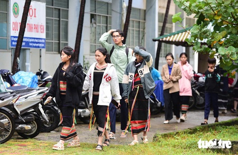 Thành phố hoa vàng trên cỏ xanh chào đón 180 giáo viên, SV-HS nhận học bổng Tiếp sức đến trường - Ảnh 1. Cha mẹ bỏ em trước cổng chùa, là ‘chị cả’ 50 trẻ mồ côi: Được tiếp sức đến trường, cả đêm không ngủ! - Ảnh 11.