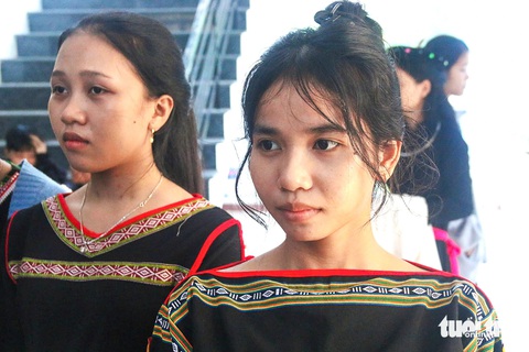 Thành phố hoa vàng trên cỏ xanh chào đón 180 giáo viên, SV-HS nhận học bổng Tiếp sức đến trường - Ảnh 4. Cha mẹ bỏ em trước cổng chùa, là ‘chị cả’ 50 trẻ mồ côi: Được tiếp sức đến trường, cả đêm không ngủ! - Ảnh 13.