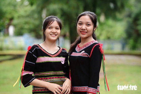 Thành phố hoa vàng cỏ xanh chào đón 180 GV-SV-HS: Ba trên trời có biết con được Tiếp sức đến trường? - Ảnh 1. Cha mẹ bỏ em trước cổng chùa, là ‘chị cả’ 50 trẻ mồ côi: Được tiếp sức đến trường, cả đêm không ngủ! - Ảnh 1.