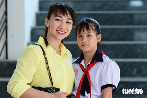 Thành phố hoa vàng cỏ xanh chào đón 180 GV-SV-HS: Ba trên trời có biết con được Tiếp sức đến trường? - Ảnh 7. Cha mẹ bỏ em trước cổng chùa, là ‘chị cả’ 50 trẻ mồ côi: Được tiếp sức đến trường, cả đêm không ngủ! - Ảnh 19.