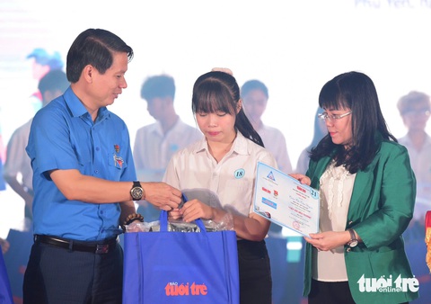 Cha mẹ bỏ em trước cổng chùa, là ‘chị cả’ 50 trẻ mồ côi: Được tiếp sức đến trường, cả đêm không ngủ! - Ảnh 21. Cha mẹ bỏ em trước cổng chùa, là ‘chị cả’ 50 trẻ mồ côi: Được tiếp sức đến trường, cả đêm không ngủ! - Ảnh 22.