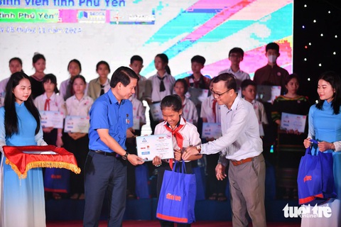 Cha mẹ bỏ em trước cổng chùa, là ‘chị cả’ 50 trẻ mồ côi: Được tiếp sức đến trường, cả đêm không ngủ! - Ảnh 29. Cha mẹ bỏ em trước cổng chùa, là ‘chị cả’ 50 trẻ mồ côi: Được tiếp sức đến trường, cả đêm không ngủ! - Ảnh 29.