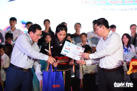 Cha mẹ bỏ em trước cổng chùa, là ‘chị cả’ 50 trẻ mồ côi: Được tiếp sức đến trường, cả đêm không ngủ! - Ảnh 27. Cha mẹ bỏ em trước cổng chùa, là ‘chị cả’ 50 trẻ mồ côi: Được tiếp sức đến trường, cả đêm không ngủ! - Ảnh 27.