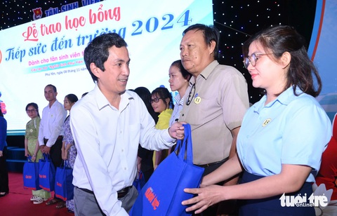 Cha mẹ bỏ em trước cổng chùa, là ‘chị cả’ 50 trẻ mồ côi: Được tiếp sức đến trường, cả đêm không ngủ! - Ảnh 22. Cha mẹ bỏ em trước cổng chùa, là ‘chị cả’ 50 trẻ mồ côi: Được tiếp sức đến trường, cả đêm không ngủ! - Ảnh 23.