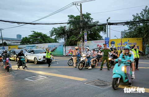 Người dân khổ sở vì kẹt xe, cửa ngõ phía nam TP.HCM thành ‘điểm nóng’ - Ảnh 2.