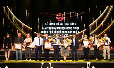 Nhà văn trẻ, tuổi 95 đoạt giải thưởng văn học nghệ thuật TP.HCM lần thứ 3 - Ảnh 2. 'Nhà văn trẻ' tuổi 95 đoạt giải thưởng văn học nghệ thuật TP.HCM lần thứ 3 - Ảnh 2.