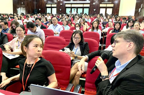 Sinh viên năm cuối cô đơn nhất nhưng ít bị căng thẳng học đường - Ảnh 1.