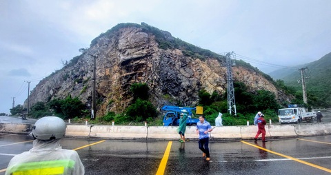 Xử lý đá nguy sơ sạt lở xuống đường ở Nha Trang trước bão Yinxing đổ vào - Ảnh 5. Xử lý đá nguy sơ sạt lở xuống đường ở Nha Trang trước bão Yinxing đổ vào - Ảnh 2.