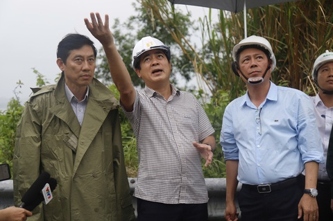 Xử lý đá nguy sơ sạt lở xuống đường ở Nha Trang trước bão Yinxing đổ vào - Ảnh 1. Xử lý khối đá nguy cơ sạt lở xuống đường ở Nha Trang trước bão Yinxing đổ vào - Ảnh 1.