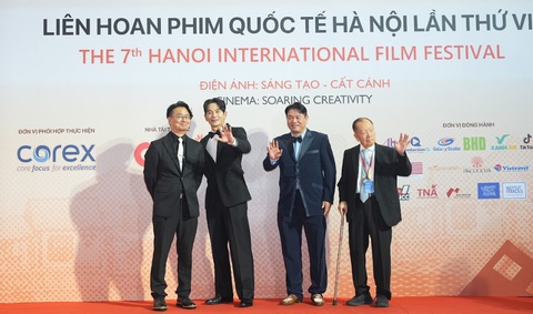 Mỹ nam Penthouse chiếm trọn spotlight thảm đỏ LHP HANIFF 2024 - Ảnh 3. Mỹ nam Penthouse chiếm trọn tâm điểm thảm đỏ Liên hoan phim Quốc tế Hà Nội 2024 - Ảnh 3.