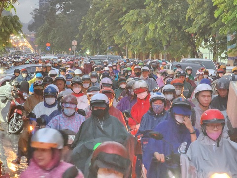 Va quẹt xe đạp, người đi xe máy ngã xuống đường bị xe buýt cán tử vong ở Gò Vấp - Ảnh 5. Va quẹt xe đạp, người đi xe máy ngã xuống đường bị xe buýt cán tử vong ở Gò Vấp - Ảnh 4.