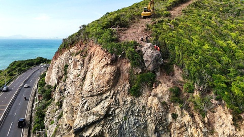 ‘Xóa sổ’ hòn đá cả tấn nguy cơ sạt lở xuống đường du lịch ở Nha Trang - Ảnh 6.