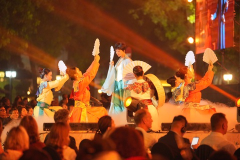 Lễ hội thiết kế sáng tạo 2024: nơi nghệ sĩ trẻ đưa ý tưởng đến với cộng đồng - Ảnh 1. Lễ hội thiết kế sáng tạo 2024: nơi nghệ sĩ trẻ đưa ý tưởng đến với cộng đồng - Ảnh 1.