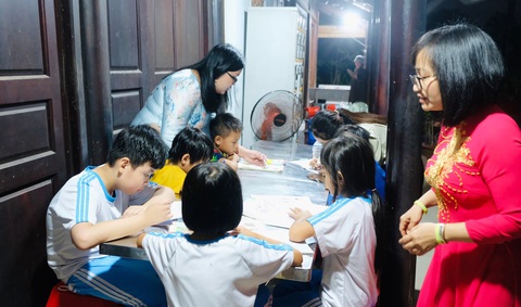 Bà giáo về hưu và lớp học yêu thương - Ảnh 2. Bà giáo về hưu và lớp học yêu thương - Ảnh 2.