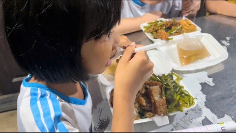Bà giáo về hưu và lớp học yêu thương - Ảnh 3. Bà giáo về hưu và lớp học yêu thương - Ảnh 3.