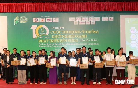 Trồng tre lấy măng, đôi vợ chồng hơn 70 tuổi vào chung kết cuộc thi khởi nghiệp - Ảnh 1.