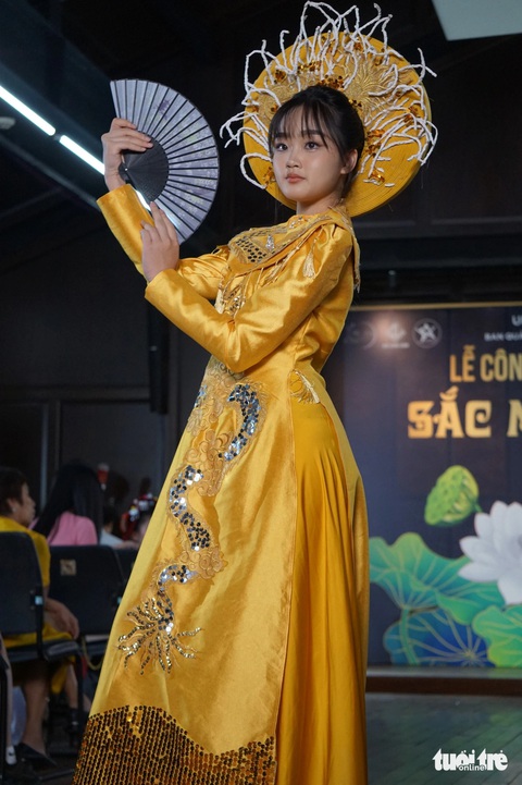 Mời học sinh phổ thông trình diễn áo dài để các em thêm yêu di sản? - Ảnh 5. Mời học sinh phổ thông trình diễn áo dài để các em thêm yêu di sản - Ảnh 5.