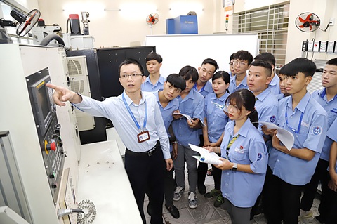 Trường trung cấp nói 'cạn nguồn' tuyển học sinh sau THPT - Ảnh 1. trung cấp - Ảnh 1.
