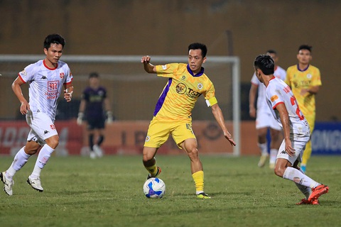 Tiền đạo Văn Quyết đi vào lịch sử V-League - Ảnh 3. Tiền đạo Văn Quyết đi vào lịch sử V-League - Ảnh 1.